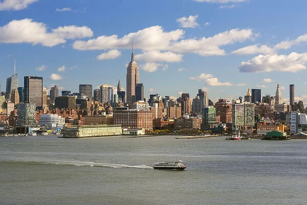 Manhattan, view of the Empire State Building and Midtown Manhattan across the Hudson