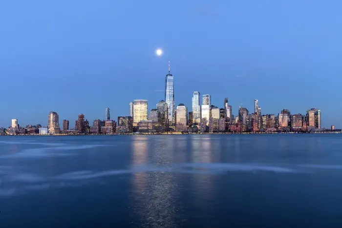 Framed Print : Manhattan and the One World Trade Centre at dusk, from the Exchange Place, Jersey City, New Jersey, USA Framed Print : Manhattan and the One World Trade Centre at dusk, from the Exchange Place, Jersey City, New Jersey, USA