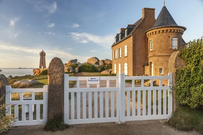 Framed Print : Manor house at Phare de Ploumanac`h, Cote de Granit Rose, Cotes-d'Armor Brittany, France Framed Print : Manor house at Phare de Ploumanac`h, Cote de Granit Rose, Cotes-d'Armor Brittany, France