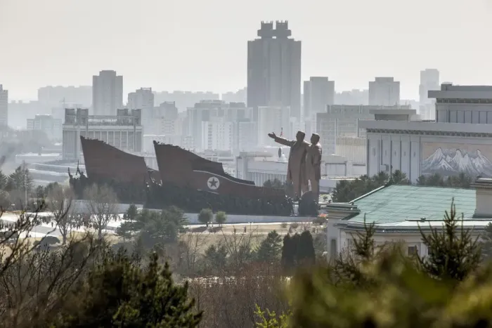 Framed Print : Mansudae Grand Monument, statues of former Presidents Kim Il-Sung and Kim Jong Il