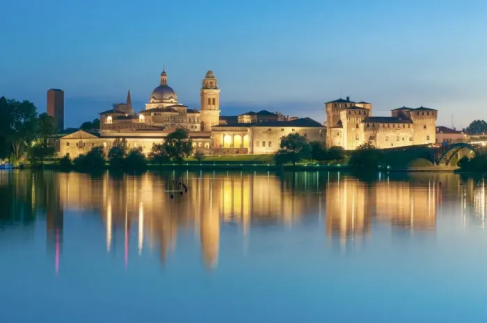 Framed Print : Mantova, Lombardy, Italy. Mincios banks with historical buildings at sunset Framed Print : Mantova, Lombardy, Italy. Mincios banks with historical buildings at sunset