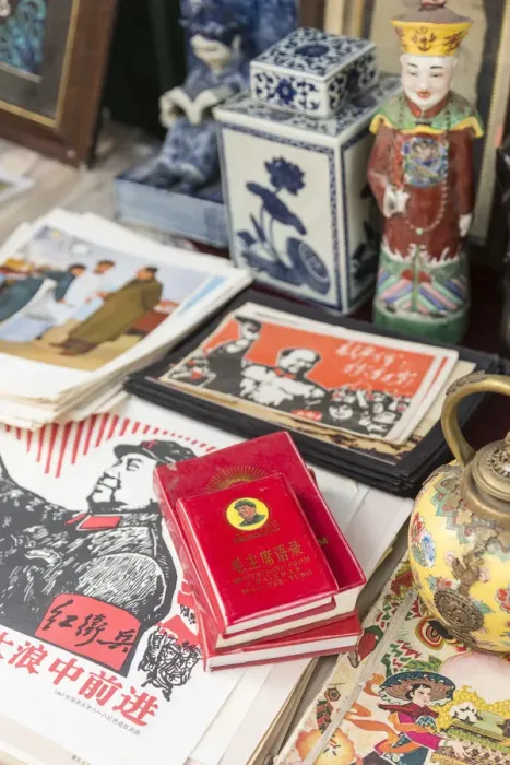 Framed Print : Maos little red book, Dongtai Road Antiques Market, Shanghai, China Framed Print : Maos little red book, Dongtai Road Antiques Market, Shanghai, China