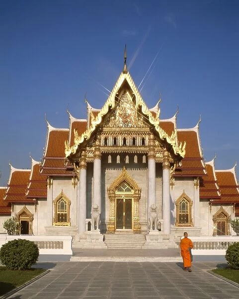 Marble Temple (Wat Benchamabophit)  /  Monk