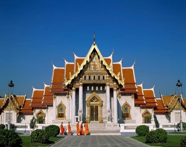Marble Temple (Wat Benchamabophit)  /  Monks