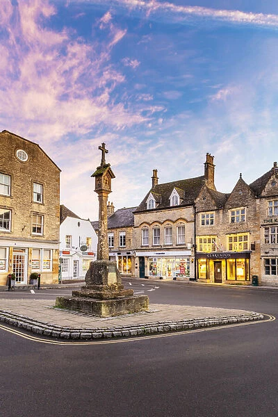 Market cross and square, Stow-on-the-Wold, the Cotswolds, Gloucestershire, England, UK