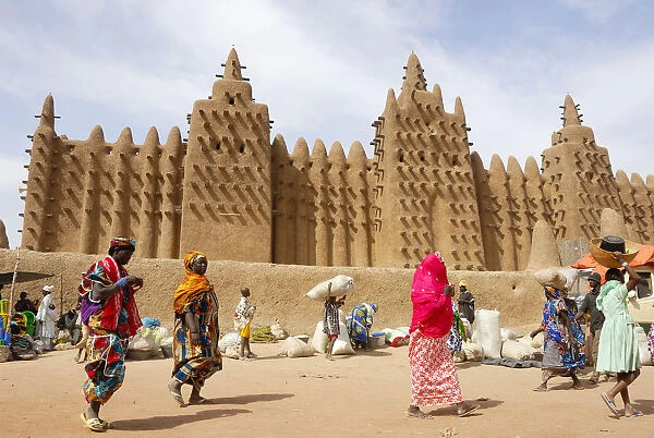 Market in front of the Djenee mosque, a UNESCO World Heritage Site. Mali, West Africa