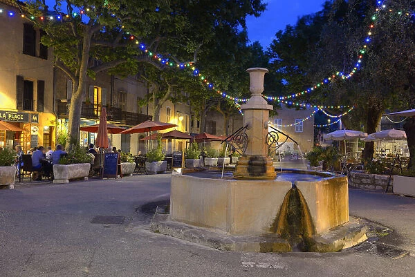 Marketplace with fountain and restaurants in Tourtour, Departement Var, Provence, Provence-Alpes-Cote d Azur, Alpes de Haute Provence, Southern France, France