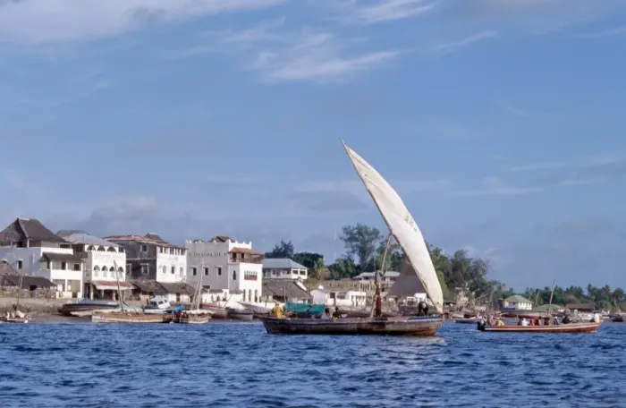Framed Print : A mashua sails out of the sheltered, natural harbour of Lamu Island