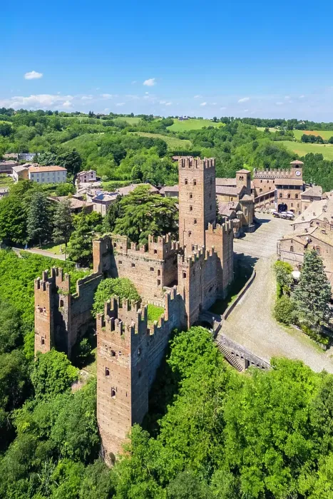 Framed Print : medieval castle and town of Castell'Arquato in spring. Arda valley, Emilia-Romagna, Italy Framed Print : medieval castle and town of Castell'Arquato in spring. Arda valley, Emilia-Romagna, Italy