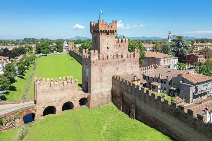 Framed Print : medieval city walls of Montagnana and the Rocca degli Alberi. Padova province, Veneto, Italy Framed Print : medieval city walls of Montagnana and the Rocca degli Alberi. Padova province, Veneto, Italy