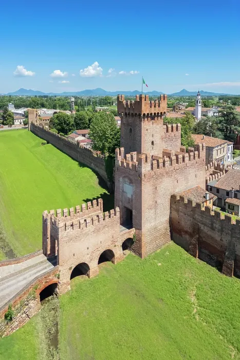 Framed Print : medieval city walls of Montagnana and the Rocca degli Alberi. Padova province, Veneto, Italy Framed Print : medieval city walls of Montagnana and the Rocca degli Alberi. Padova province, Veneto, Italy
