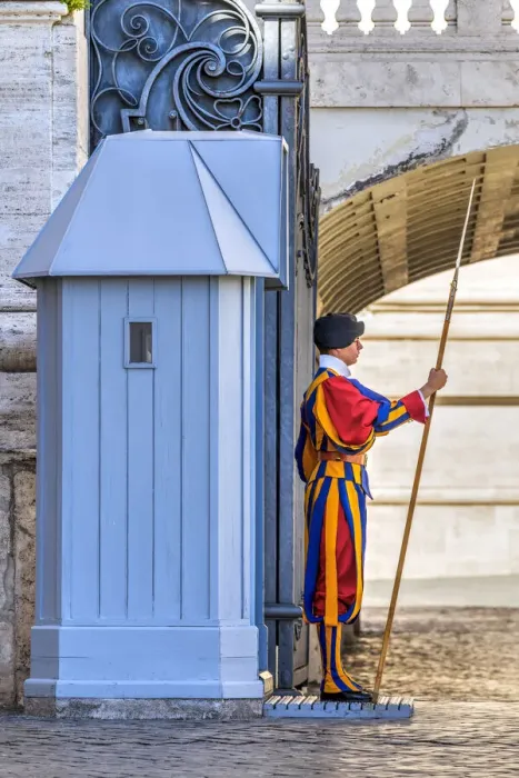 Framed Print : A member of the Pontifical Swiss Guard with halberd, St Framed Print : A member of the Pontifical Swiss Guard with halberd, St