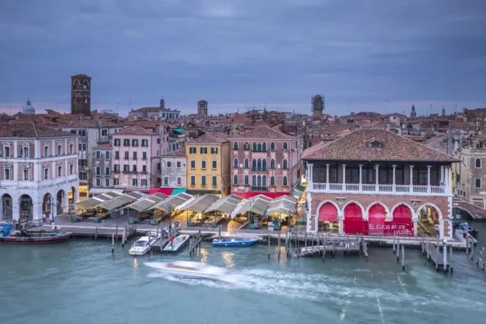 Framed Print : Mercati di Rialto (Rialto market) & Grand Canal, Venice, Italy Framed Print : Mercati di Rialto (Rialto market) & Grand Canal, Venice, Italy