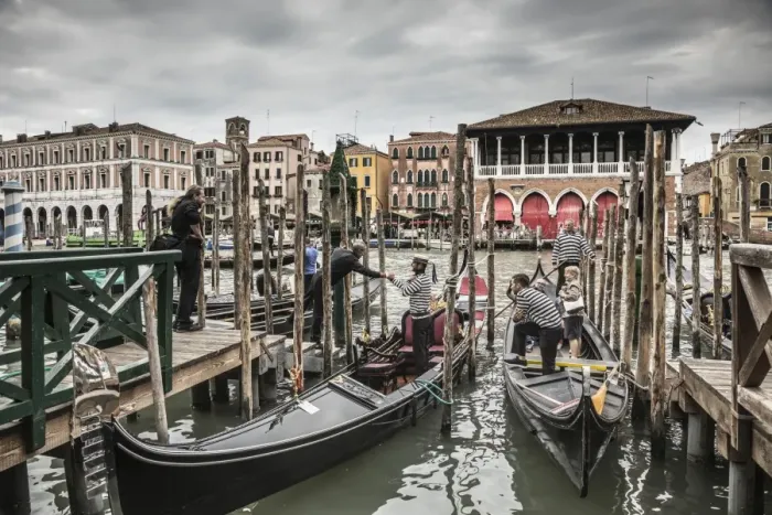 Framed Print : Mercati di Rialto (Rialto market) & Grand Canal, Venice, Italy Framed Print : Mercati di Rialto (Rialto market) & Grand Canal, Venice, Italy