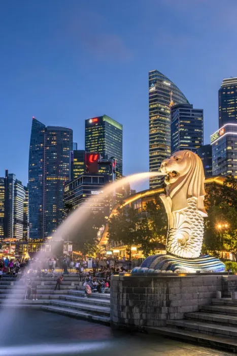 Framed Print : The Merlion statue with city skyline in the background, Marina Bay, Singapore Framed Print : The Merlion statue with city skyline in the background, Marina Bay, Singapore