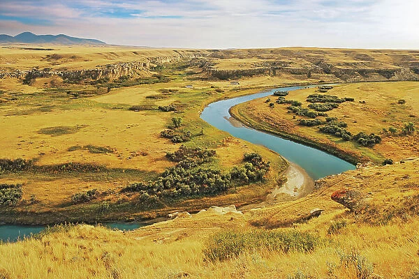 The Milk River meandering through the badlands, UNESCO World Heritage Site, Writing-On-Stone Provincial Park, Alberta, Canada