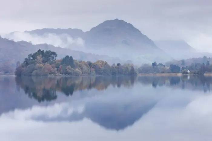 Framed Print : Mist hangs over the lake and island at Grasmere with Helm Crag beyond, Lake District Framed Print : Mist hangs over the lake and island at Grasmere with Helm Crag beyond, Lake District