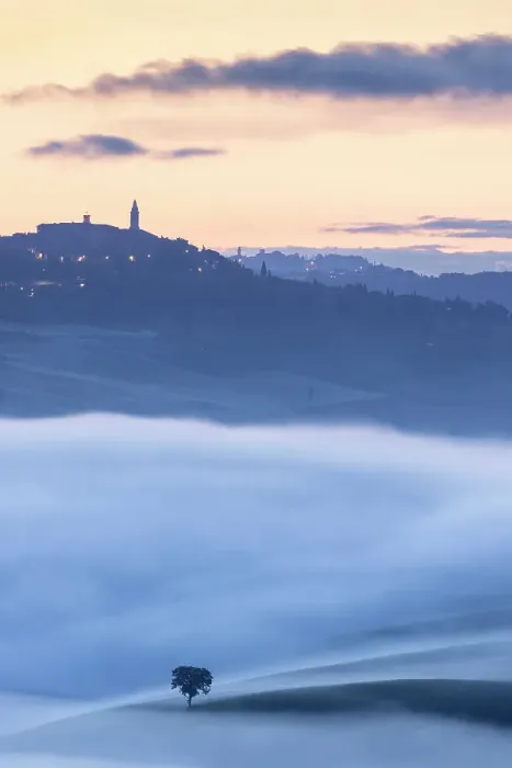 Framed Print : Misty morning in the Val D'orcia, Tuscany, Italy Framed Print : Misty morning in the Val D'orcia, Tuscany, Italy