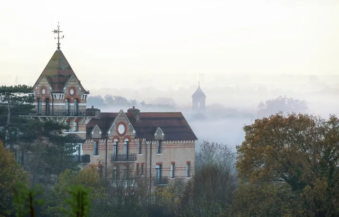 Framed Print : Misty morning views from Richmond Hill towards River Thames, Richmond, London, England