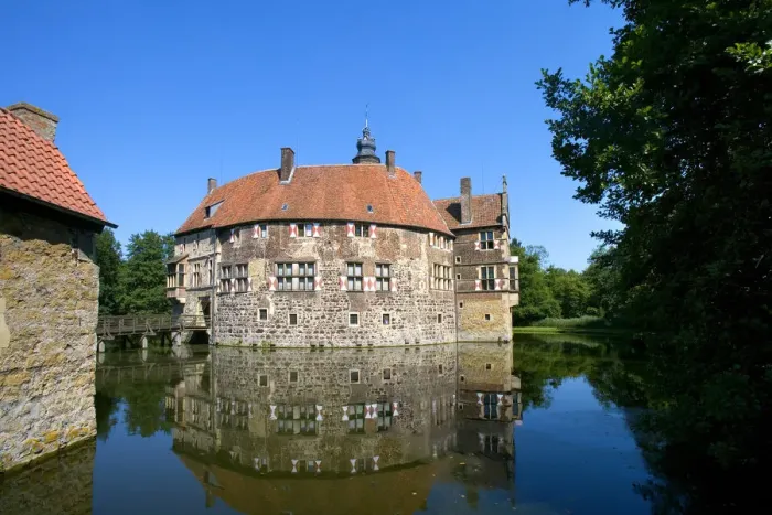 Framed Print : Moated Castle, Vischering, Muensterland, North Rhine Westphalia, Germany Framed Print : Moated Castle, Vischering, Muensterland, North Rhine Westphalia, Germany