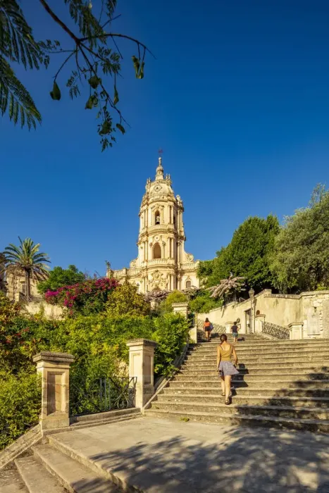 Framed Print : Modica, Sicily. People walking on the stairs to the baroque Cathedral at sunset Framed Print : Modica, Sicily. People walking on the stairs to the baroque Cathedral at sunset