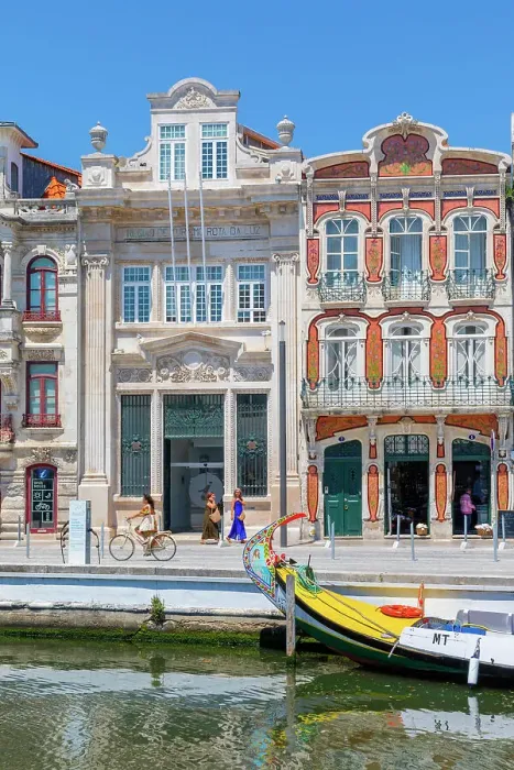 Framed Print : A Moliceiro with Traditional Art Nouveau Buildings, Aveiro, Portugal, Southern Europe Framed Print : A Moliceiro with Traditional Art Nouveau Buildings, Aveiro, Portugal, Southern Europe