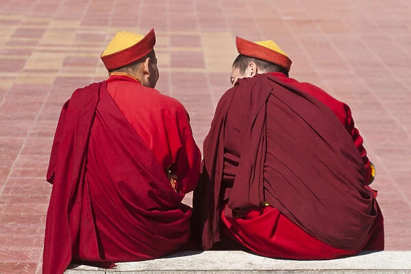 MONGOLIA, Ulaanbaatar, Gandan (Gandantegchenling) Monastery, Monks chatting