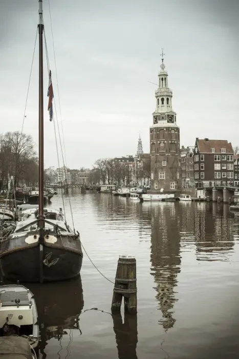 Framed Print : Montelbaanstoren tower, Oudeschans canal, Amsterdam, Holland Framed Print : Montelbaanstoren tower, Oudeschans canal, Amsterdam, Holland