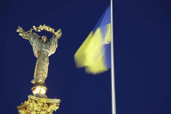 Monument to Berehynia and Ukrainian flag in Independence Square (Maydan Nezalezhnosti)