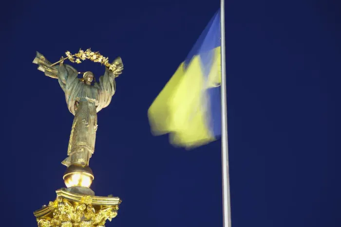 Framed Print : Monument to Berehynia and Ukrainian flag in Independence Square (Maydan Nezalezhnosti)