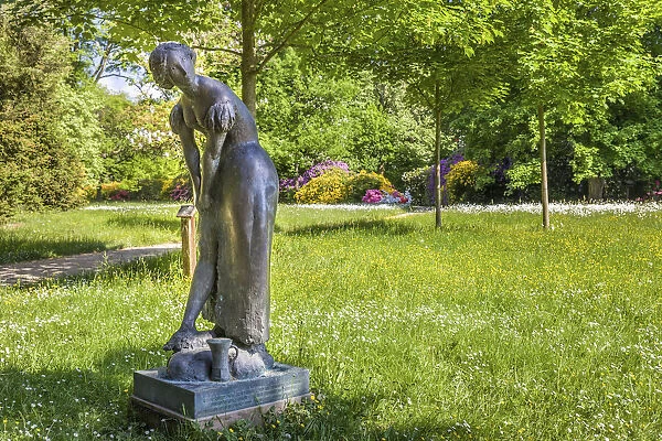 Monument Brunnenmaiden in the spa gardens of Bad Homburg vor der Hohe, Taunus, Hesse, Germany