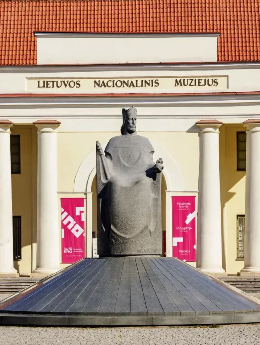 Framed Print : Monument to King Mindaugas in front of The New Arsenal and National Museum of Lithuania, Vilnius, Lithuania Framed Print : Monument to King Mindaugas in front of The New Arsenal and National Museum of Lithuania, Vilnius, Lithuania