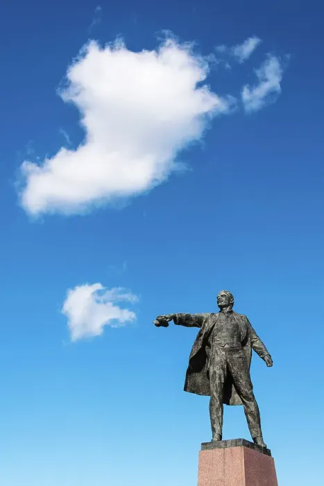 Framed Print : The monument to Vladimir Lenin on Moscow Square (Moskovskaya Ploshchad), Saint Petersburg, Russia