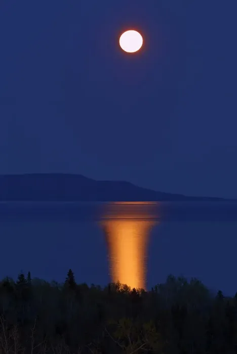 Framed Print : Full moon on Lake Superior at dusk. Thunder Bay, Ontario, Canada Framed Print : Full moon on Lake Superior at dusk. Thunder Bay, Ontario, Canada