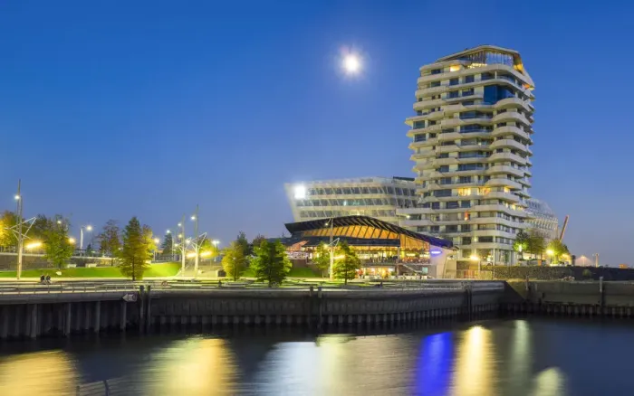 Framed Print : Moon rising over Grasbrookhafen, Marco-Polo-Tower and Unilever building (Unilever-Haus)