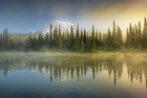 Morning at Reflection Lakes with Mt. Rainier in the background, Nationalpark Mt. Rainier, North West, Washington State, USA