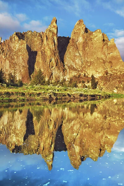 Mountain impression reflection of Smith Rocks in Crooked River - USA, Oregon, Deschutes