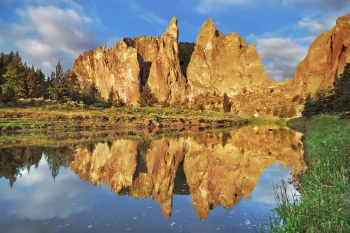 Framed Print : Mountain impression reflection of Smith Rocks in Crooked River - USA, Oregon, Deschutes Framed Print : Mountain impression reflection of Smith Rocks in Crooked River - USA, Oregon, Deschutes