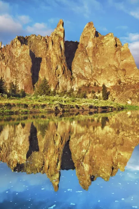 Framed Print : Mountain impression reflection of Smith Rocks in Crooked River - USA, Oregon, Deschutes Framed Print : Mountain impression reflection of Smith Rocks in Crooked River - USA, Oregon, Deschutes
