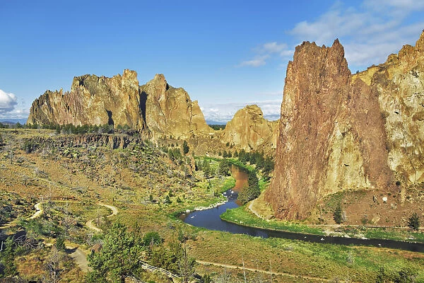 Mountain impression Smith Rocks and Crooked River - USA, Oregon, Deschutes