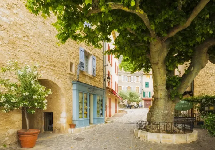 Framed Print : Moustiers-Sainte-Marie, Alpes-de-Hautes-Provence, France