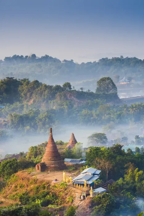 Framed Print : Mrauk-U, Rakhine state, Myanmar. Mrauk-U valley in a foggy sunrise seen from the Shwetaung Framed Print : Mrauk-U, Rakhine state, Myanmar. Mrauk-U valley in a foggy sunrise seen from the Shwetaung