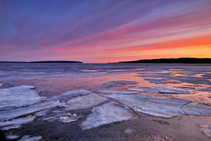 Framed Print : Munising Bay on Lake Superior at dawn, Munising, Michigan, USA Framed Print : Munising Bay on Lake Superior at dawn, Munising, Michigan, USA