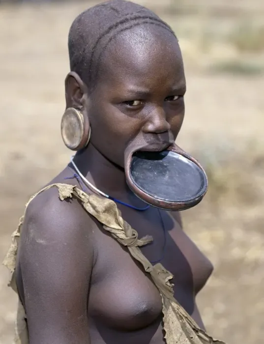 Framed Print : A Mursi woman wearing a large clay lip plate Framed Print : A Mursi woman wearing a large clay lip plate