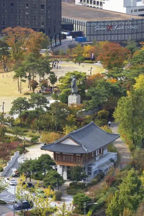 Framed Print : Namsan Baekbeom Park, Seoul, South Korea Framed Print : Namsan Baekbeom Park, Seoul, South Korea