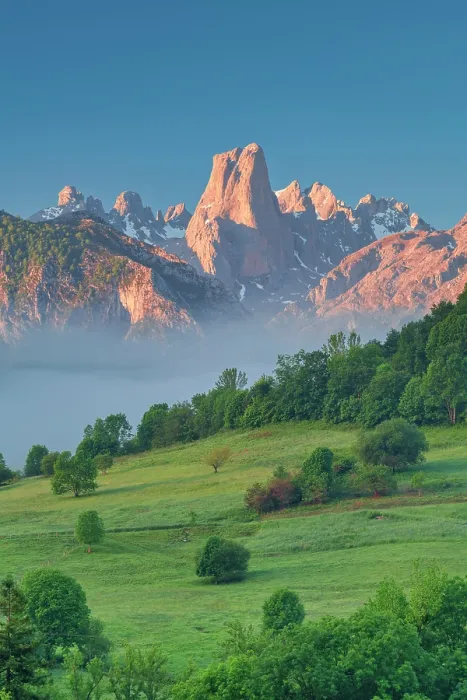 Framed Print : Naranjo de Bulnes at Dawn, Cantabrian Mountains, Picos de Europa National Park, Northern Spain