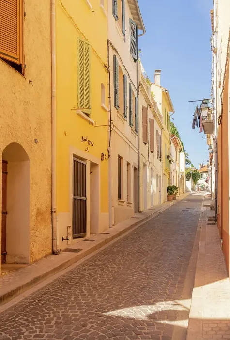 Framed Print : Narrow street in Cassis, Marseille, Provence Alpes Cote d'Azur, Bouches du Rhone, France