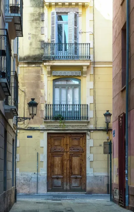 Framed Print : Narrow streets of the old town of Valencia, Spain
