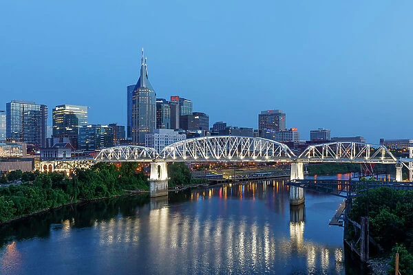 Nashville, Skyline, The John Seigenthaler Pedestrian Bridge (previously called the Shelby Street Bridge), Cumberland River, Tennessee, USA
