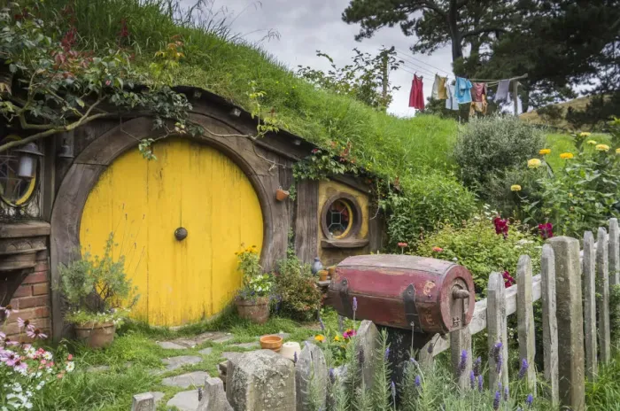 Framed Print : New Zealand, North Island, Matamata, Hobbiton Movie Set, Hobbit house Framed Print : New Zealand, North Island, Matamata, Hobbiton Movie Set, Hobbit house